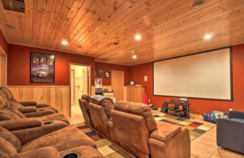 Cabin with Fire Pit and Movie Room, 1 Mi to Lake - Foto 19