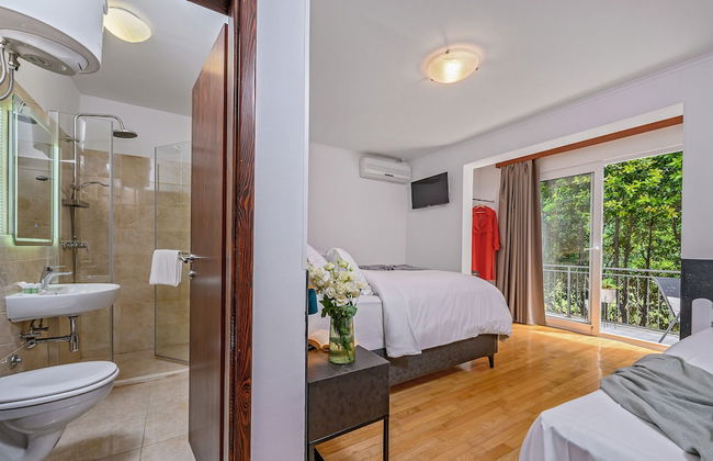 Yellow house with private parking - Photo 27