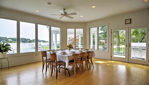 Elegant Riverfront Home with Expansive Views - Foto 4