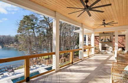 Livin' Large Lake Norman Estate w/ Pool, Dock, Game Room & Scenic Views - Foto 24