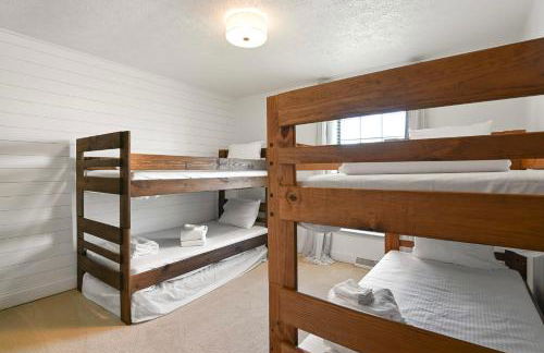 Sleeps 12, Wooded Lot, Near Ark, Great for Family - Foto 18