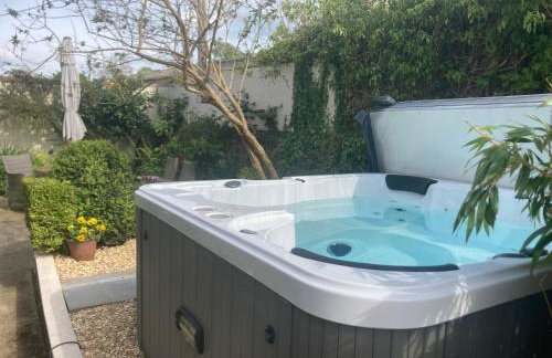 Bryntirion Farmhouse Apartment with Hot Tub - Foto 20