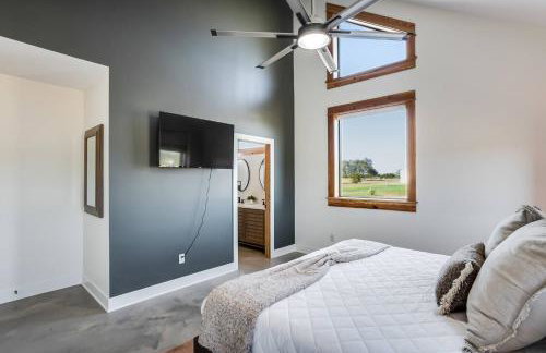 Modern Cabin Near Cheney Lake W Pool and Hot Tub - Foto 36