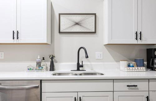 Chic 3BR Home with Fire Pit-Private Yard-Family Friendly - Foto 19