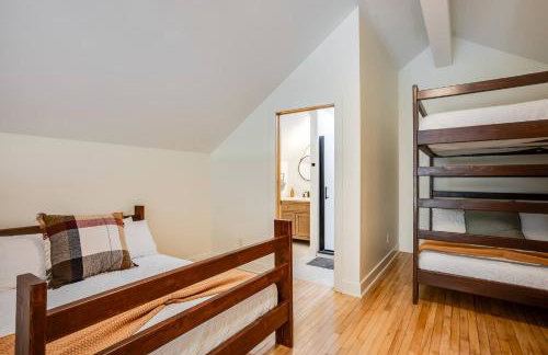 Modern Cabin Near Cheney Lake W Pool and Hot Tub - Foto 47