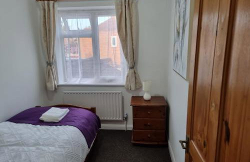 Entire 3 bedroom home with Parking in Welling, London, UK - Photo 36