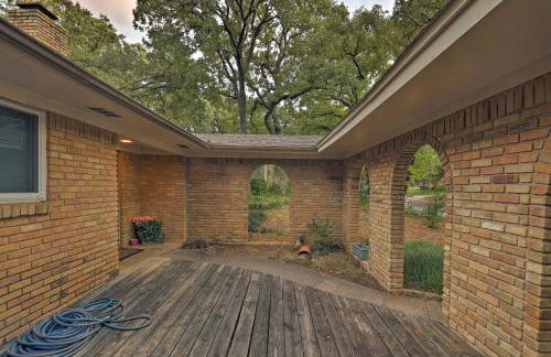 2 Mi to Lake Arlington Spacious Escape with Deck - Foto 24