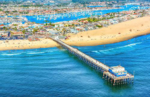 2026 Award Winner, Luxe 2BR, steps to sand & pier, with fire pit, AC and parking - Foto 2