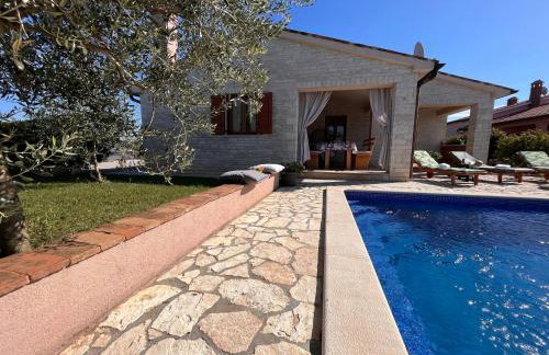 Villa Mirela with a comfortable garden and pool - Foto 7