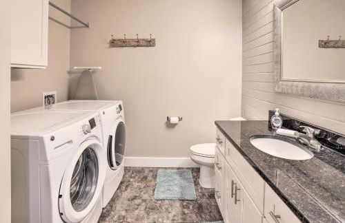 Luxe Manistee Condo with Balcony and River Views! - Foto 22