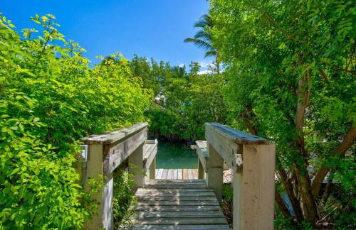 Oceanside Manor- Expansive Waterfront Pool Home, 30' Dock - Foto 47
