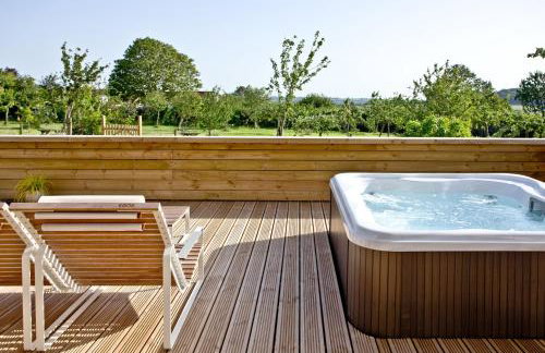 Cheddar Pink, Strawberryfield Park, Cheddar - Photo 5