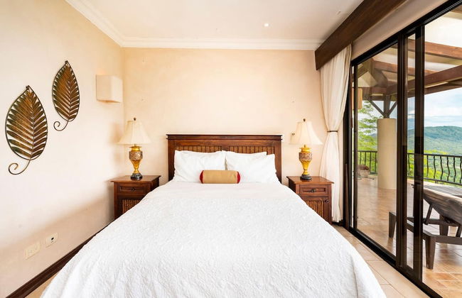 Hacienda-style Villa With Pool and Sweeping Ocean Views Above Potrero - Photo 4