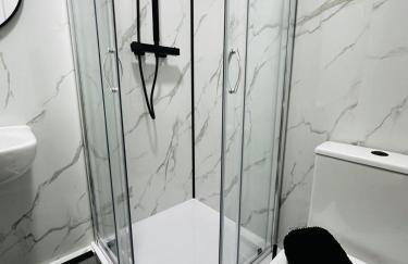 Modern 2 Bedroom Ground Floor Apartment near city centre - Photo 30