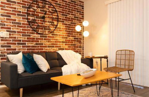 Rustic Luxe Loft , A King Bed Hideout with Edge - Foto 1