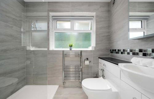 Lovely Greater MCR Family Home by City SuperHost - Photo 10