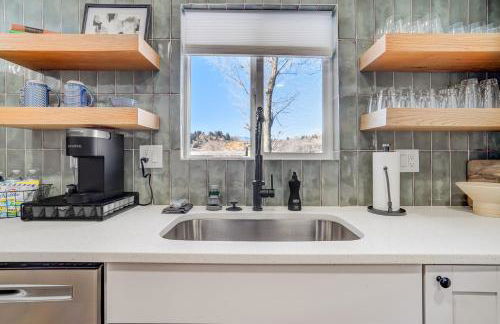 Secluded Westside Cottage - King Bed, Hot Tub, Views, Near Parks and Trails! - Foto 13