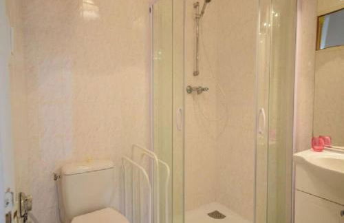 Spacious family home with countryside views - Photo 33