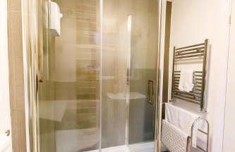 Bright and Well-Kept 3-Bed Property! Free Parking - Foto 23