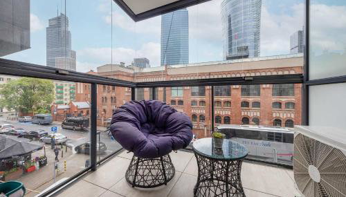 Metro Wola Apartment with Parking & AC next to Warsaw Rising Museum by Noclegi Renters - Foto 4