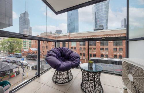 Metro Wola Apartment with Parking & AC next to Warsaw Rising Museum by Noclegi Renters - Foto 4