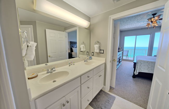 Stylish Oceanfront Condo with Beach and Picnic Area Access - Unit 1706 by RedAwning - Foto 18