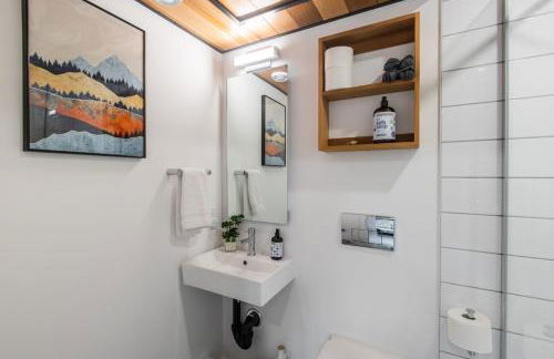 Modern Riverside Cabin w Hot Tub Fire Pit Kayaks - Foto 17