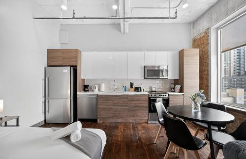 Stunning Downtown Apartment with Pool, Laundry, Parking - Foto 17