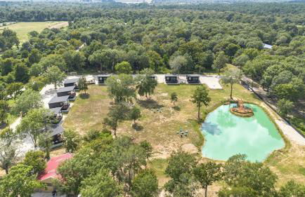 Tranquil Tiny Home Resort with Heated Pool & Goats near Houston, Hempstead Texas - Foto 24