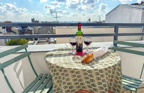 Montmartre vue sur les toits de Paris et la Tour Eiffel - Foto 1