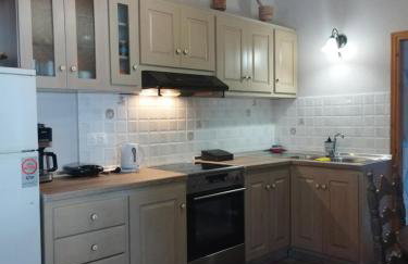 Thalia's Cottage - Cozy, Romantic Retreat with Sea & Mountain views - Photo 11