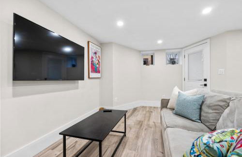 5-Bedroom Home with 2 Kitchens & Rooftop Deck, U Street and Shaw - Foto 23