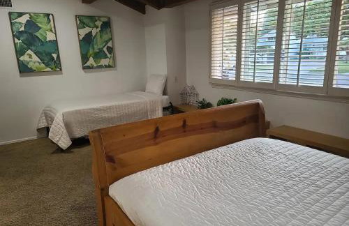 Westside Retreat w Yard, Grill, Hot Tub, Near Sofi Stadium, LAX, and the Beach - Foto 17