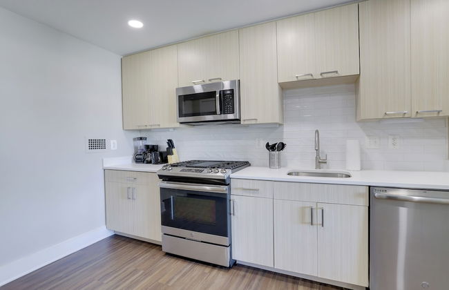 Walkable DC View Apartments - Photo 47