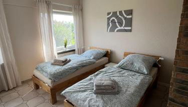 Klamar Ferienwohnung Monteur Wohnzimmer Esszimmer 1 Schlafzimmer Küche Diele Bad in Erftstadt Niederberg - Foto 2