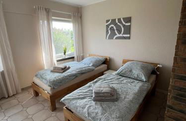 Klamar Ferienwohnung Monteur Wohnzimmer Esszimmer 1 Schlafzimmer Küche Diele Bad in Erftstadt Niederberg - Foto 2