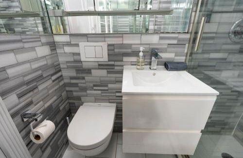 Elegant Central Park Suite - 4 Bedroom Self Check-In - Photo 10