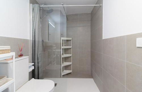 Global Properties, Apartamento con terraza y vistas a la piscina en Gran Canet - Photo 25