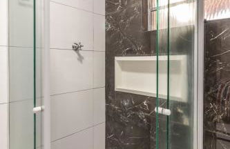 Casa Lindíssima e Espaçosa com 2 Piscinas - Adulto e Infantil, Perto da Praia, Opção da Piscina Adulto Aquecida Cobrado à Parte, 4 Quartos Frente as Piscinas, Área Gourmet Completa com Churrasqueira, Forno e Fogão a Lenha, Mesa de Bilhar, Lareira na Sala - Photo 25