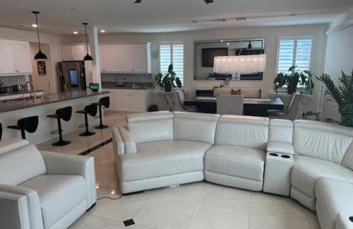 Elegant Retreat with Private Luxurious Gen Suite - Foto 51