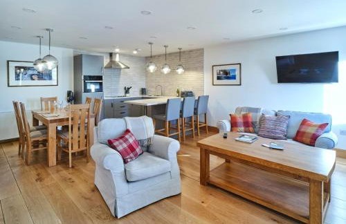 White Watch - Photo 6