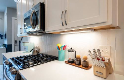 City Heights Townhome with Free Parking & 3 Baths - Foto 13