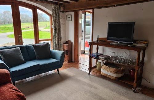 Cosy couples bolthole heart of Brecon Beacons - Photo 1