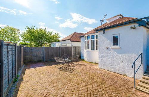 "Eastville Court Rhyl" by Greenstay Serviced Accommodation - A Cosy 2 Bedroom Bungalow with Parking, Dog Friendly, Close To Beaches, Shops & Restaurants - Ideal for Families, Friends, Couples & Business Travellers - Photo 18