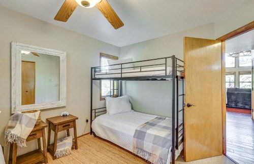 Furnished Deck and Forest Views Pine Retreat! - Foto 17