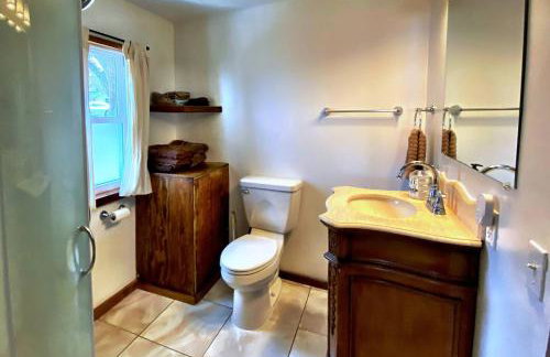 Lakefront Pine Cottage Hot Tub & Fire Pit - Foto 15