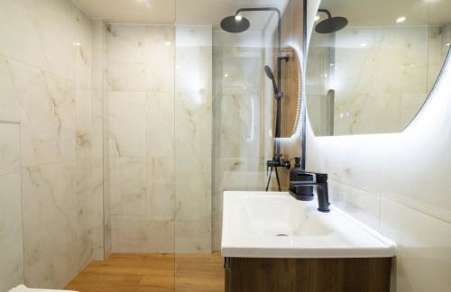 Almond Jacuzzi Suites - Private Jacuzzi - Self Check-In - Free & Easy Street Parking - Foto 32