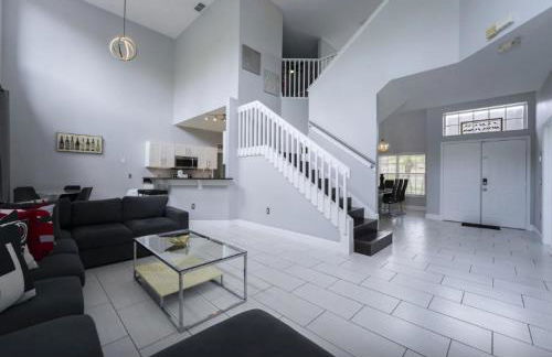 Fully Refurbished Vacation Home with South Facing Pool and Spa with Lake View in Quiet Community Nr Disney - Foto 9