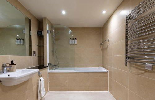 Zone 1 Modern 2 Bed 2 Bath Apt with outdoor space Hyde park - Foto 39