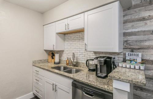 Cozy 2BR Farmhouse Apt - Sleeps 8 - FREE Parking! - Photo 9